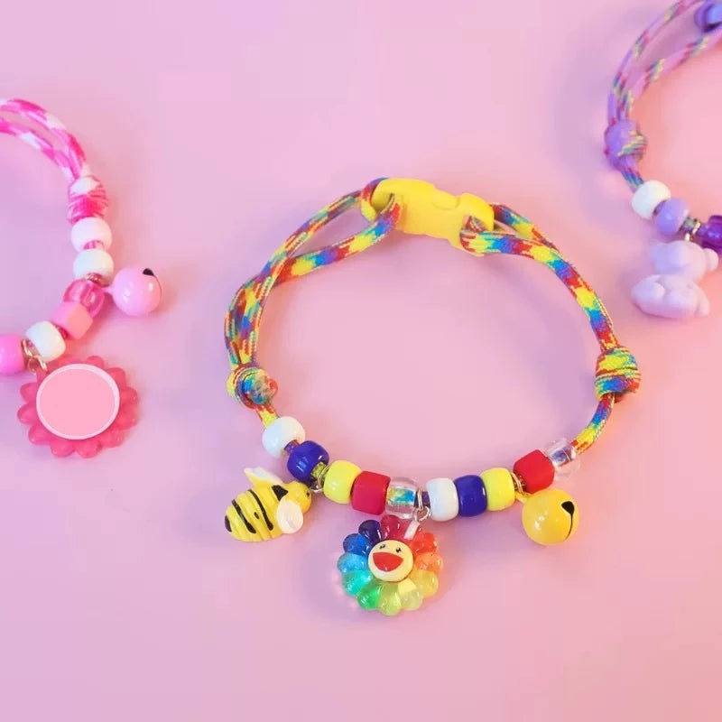 Colares ajustáveis para gatos e cães, com sinos e pingentes bonitos, incluindo um coração com abelha sorridente.