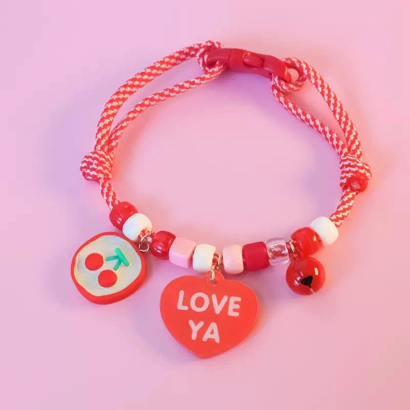 Colares ajustáveis para gatos e cães, com sinos e pingentes bonitos, incluindo um coração com abelha sorridente.