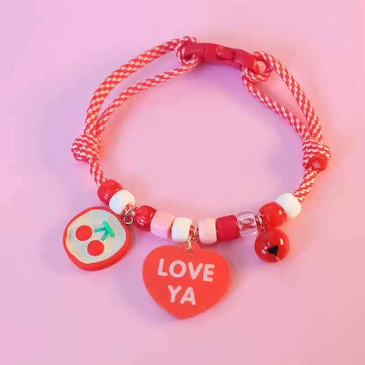 Colares ajustáveis para gatos e cães, com sinos e pingentes bonitos, incluindo um coração com abelha sorridente.